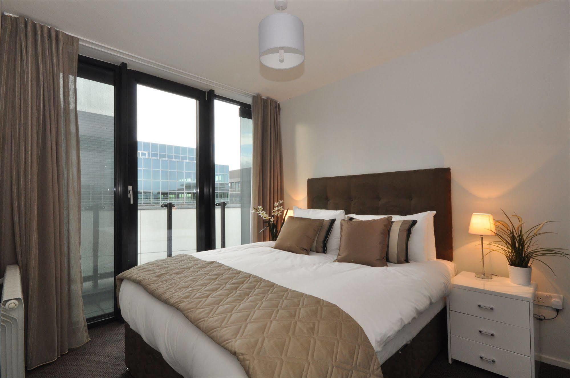 Your Base Dublin - Grand Canal Square Екстериор снимка
